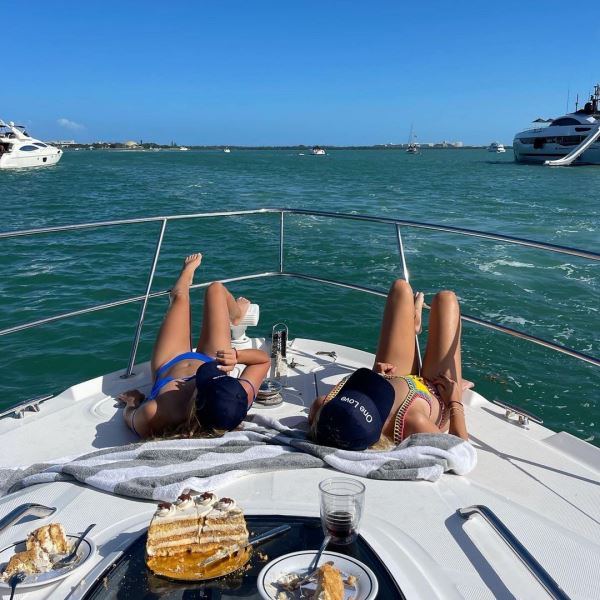 <br />
                        Анастасия Потапова и Аманда Анисимова поделились фото с яхты                    